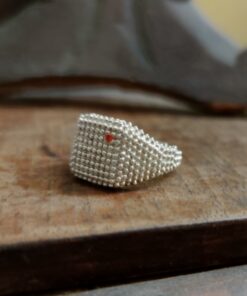 Alternative view of Anello - Chevalier quadrato puntinato.