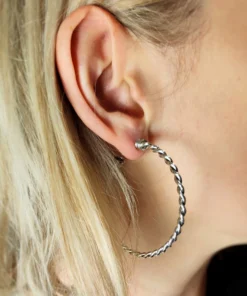 orecchini a cerchio intrecciati indossati