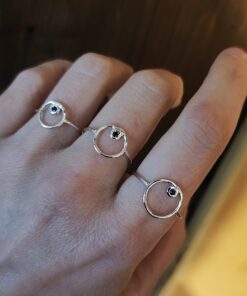 anello a cerchio con zaffiro