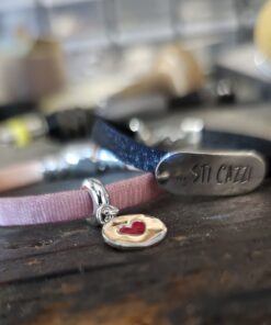 bracciale cordino con targhetta e medaglietta cuore