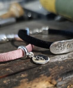bracciale cordino con targhetta rettangolare e medaglietta
