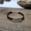 bracciale cordino con targhetta rettangolare