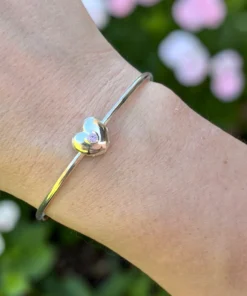bracciale rigido con chiusura a cuore indossato