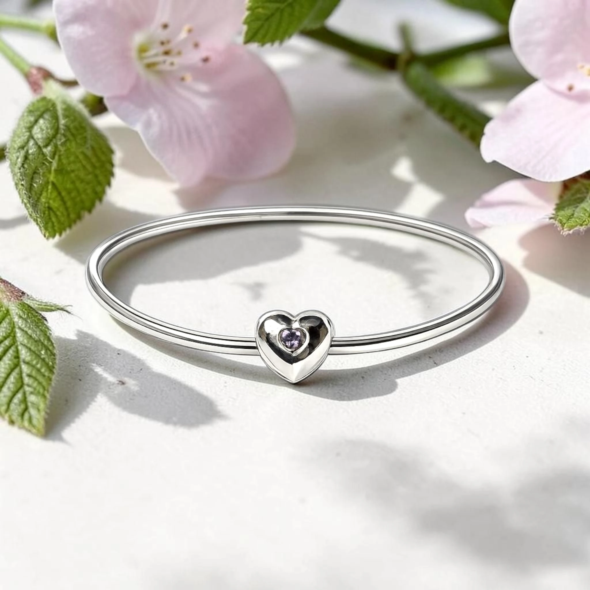 Bracciale rigido con chiusura a cuore